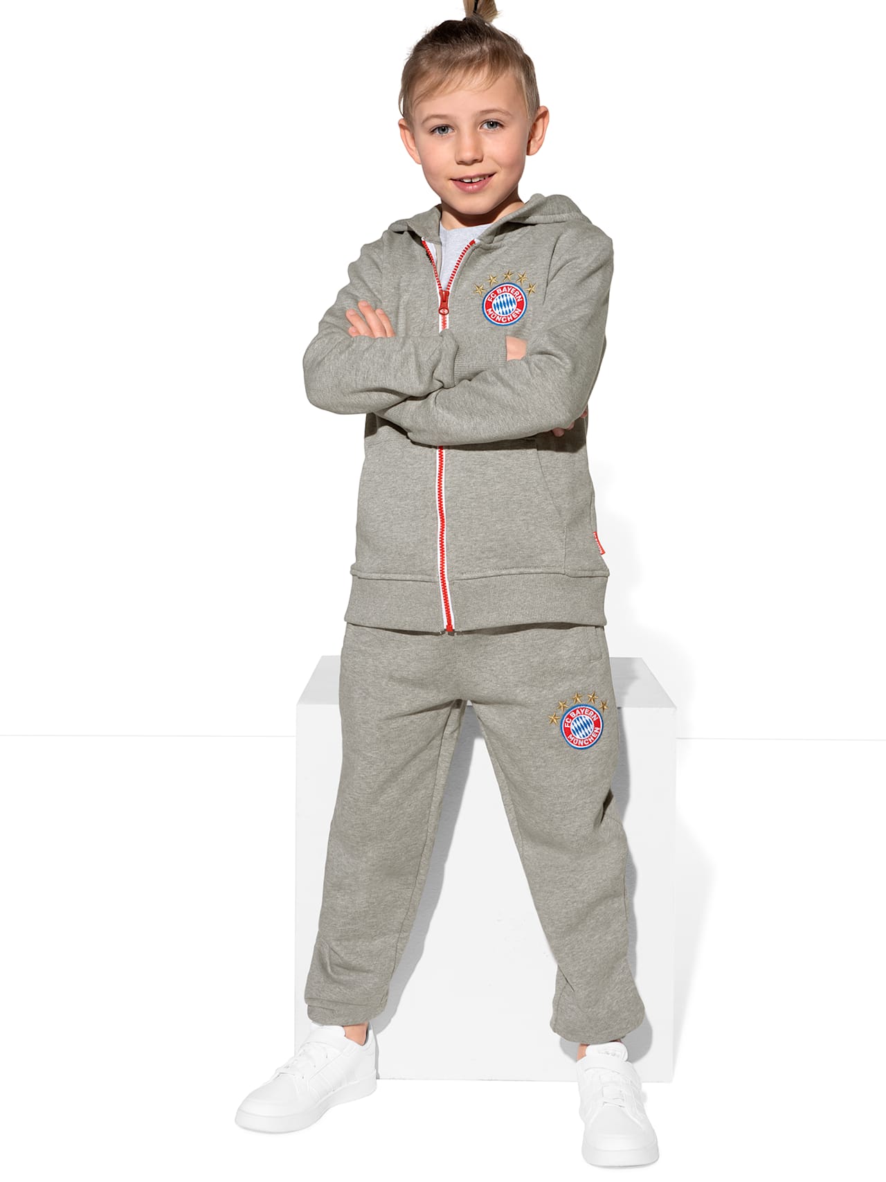 Tracksuit bottoms with logo detail 4