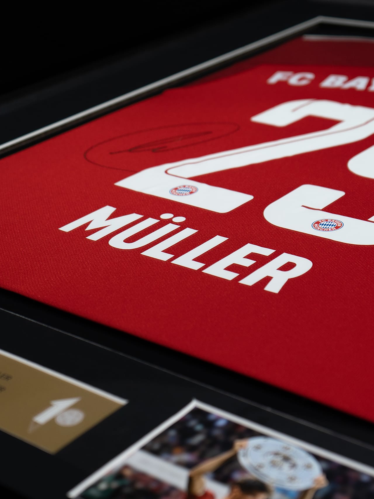 Gerahmtes Trikot Müller mit Unterschrift detail 2