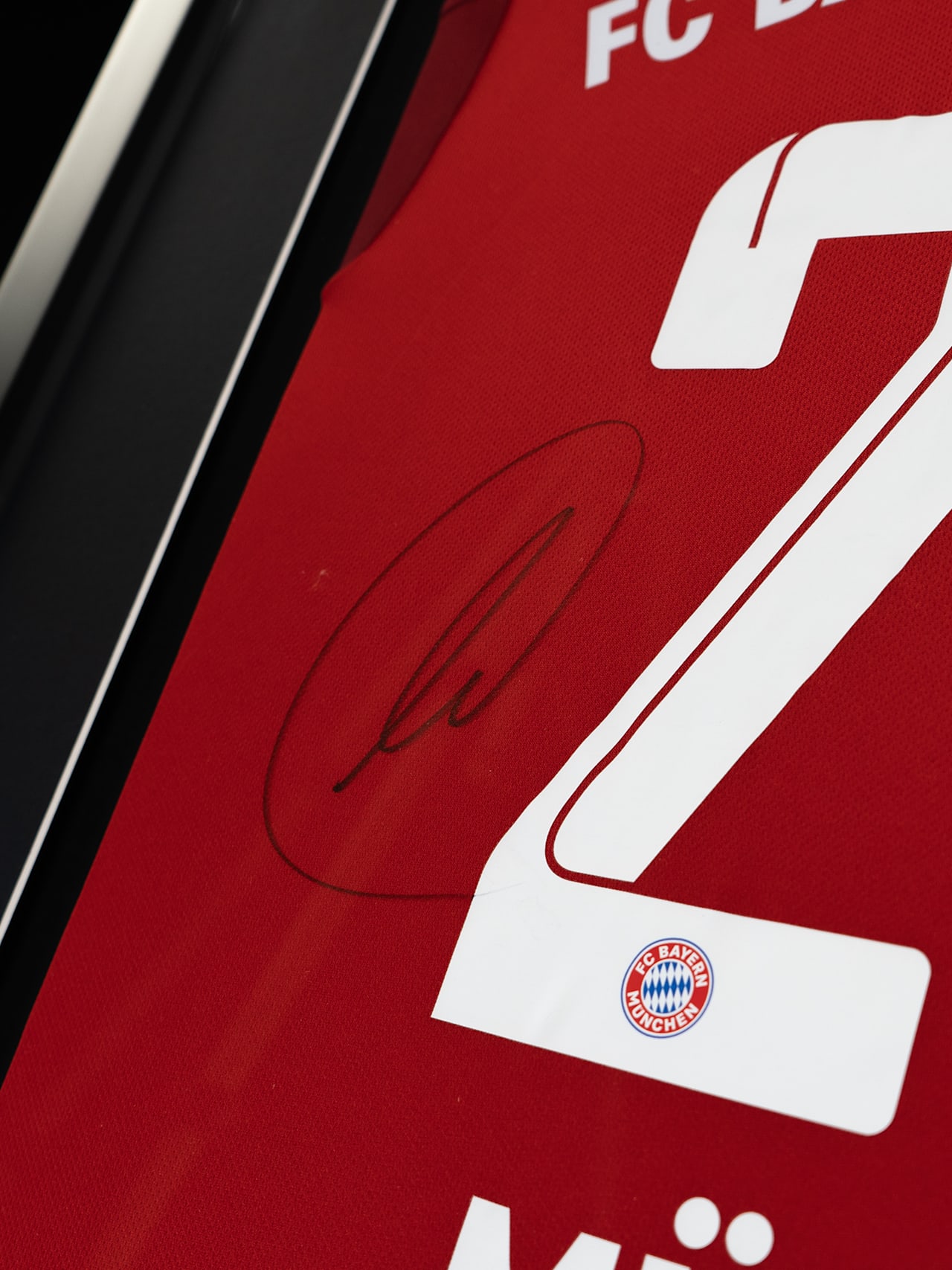 Gerahmtes Trikot Müller mit Unterschrift detail 3