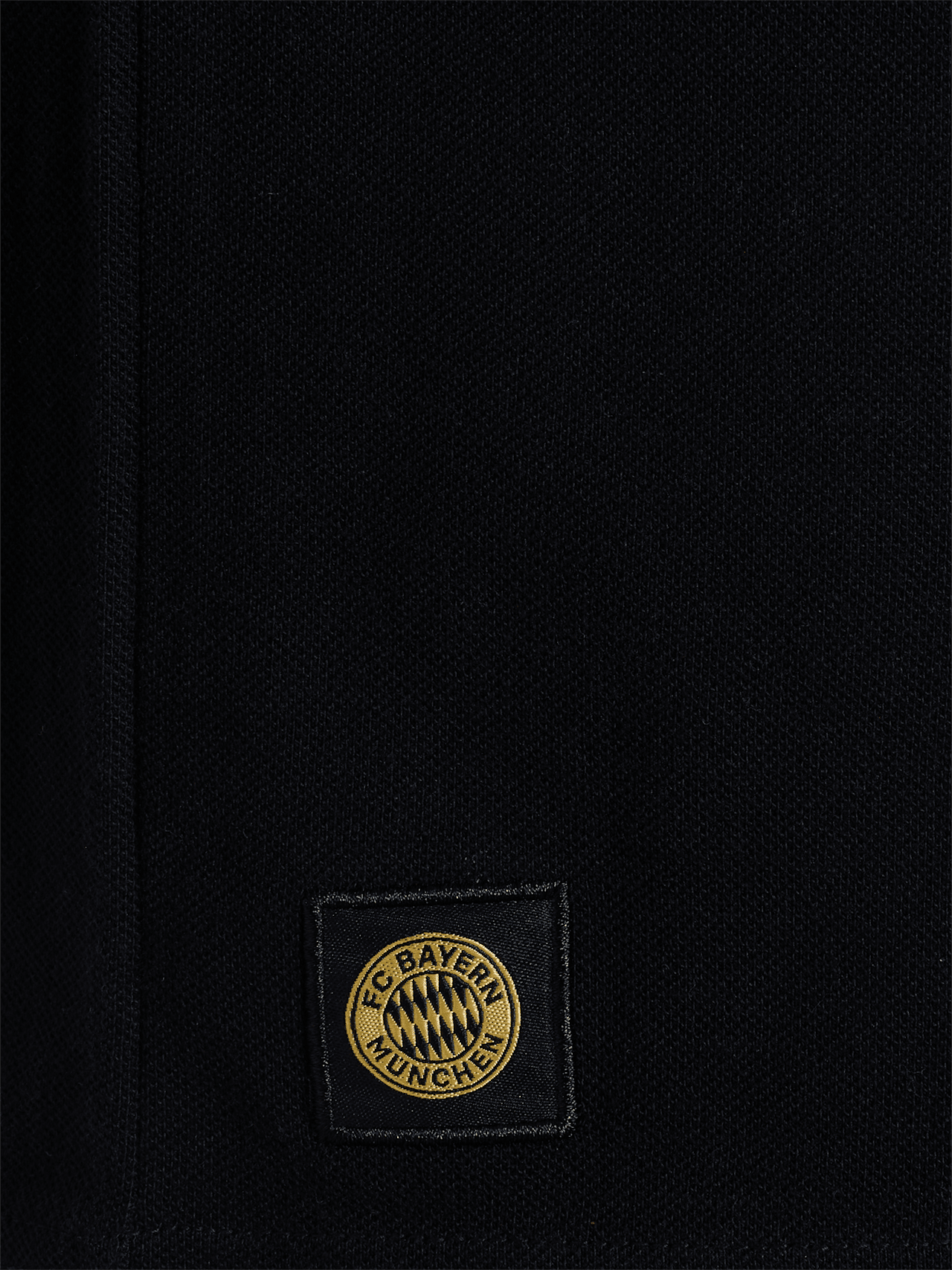 Polo negro y dorado detail 4