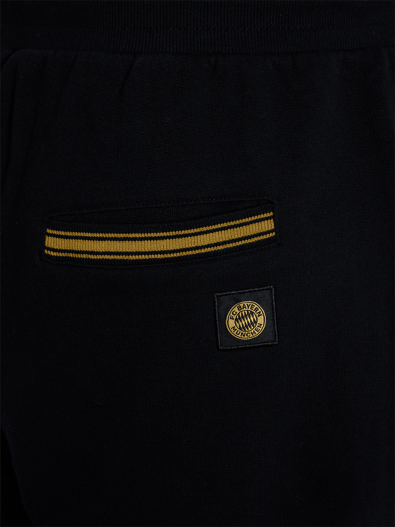 Trainingsanzug Black & Gold detail 6