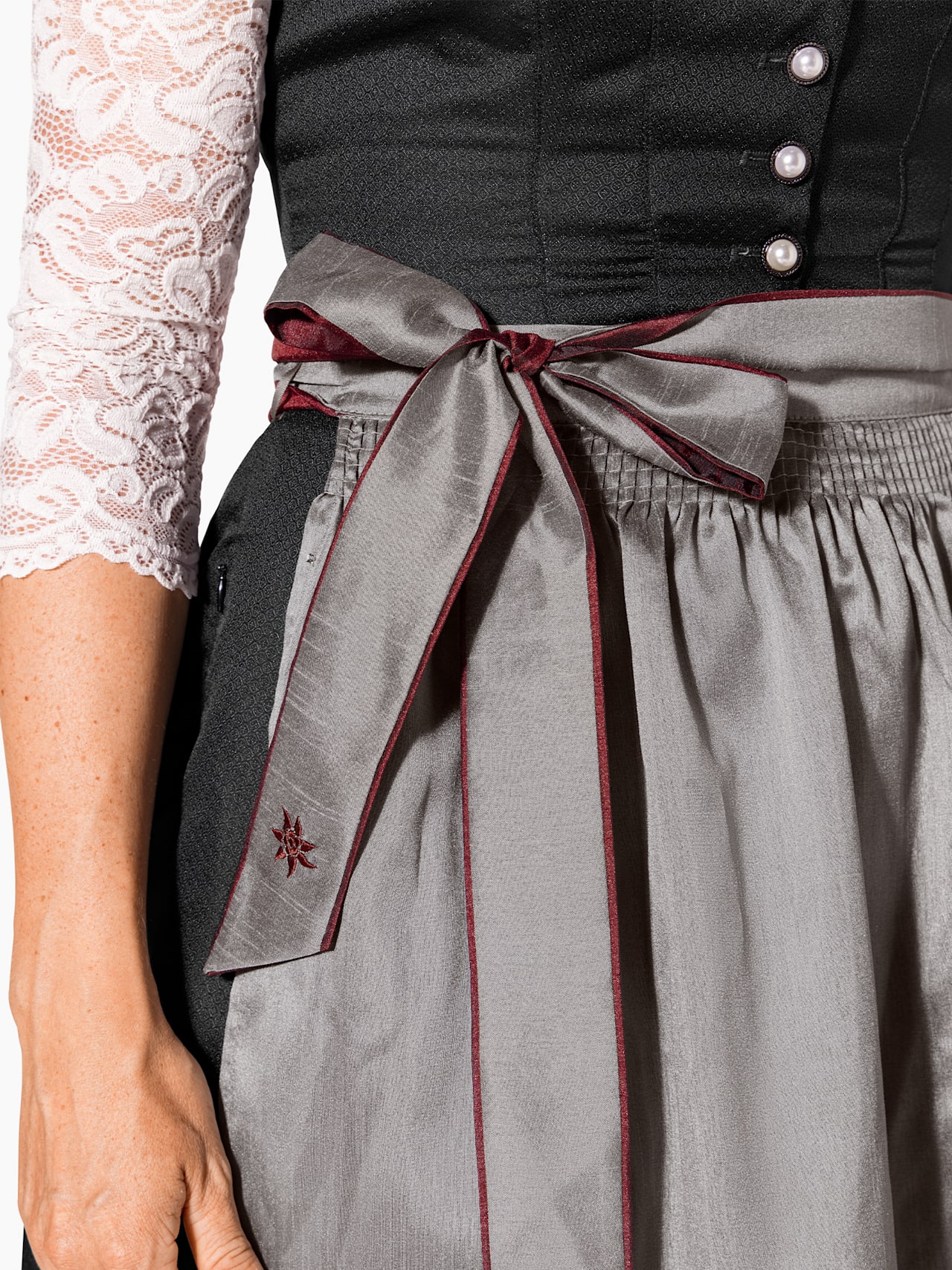Dirndl mit Herzausschnitt detail 6