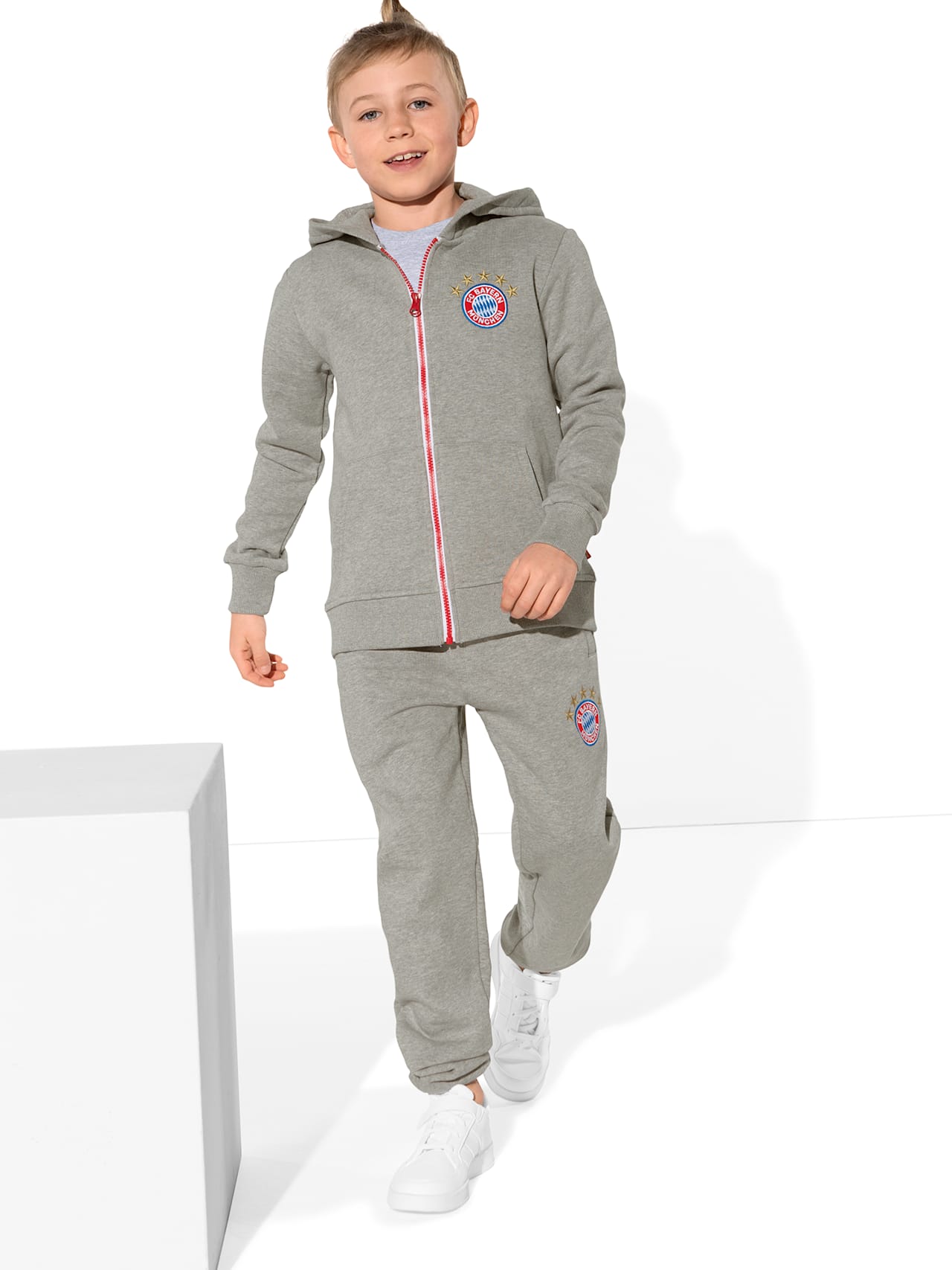 tracksuit logo detail 5
