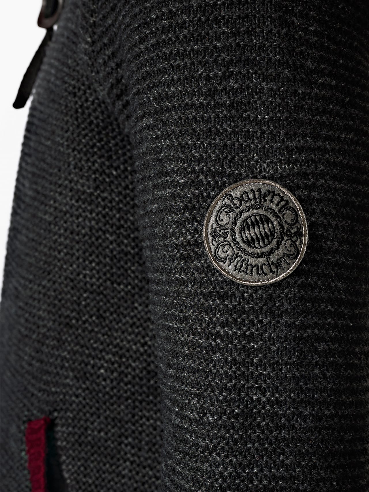 Trachten Strickjacke detail 4