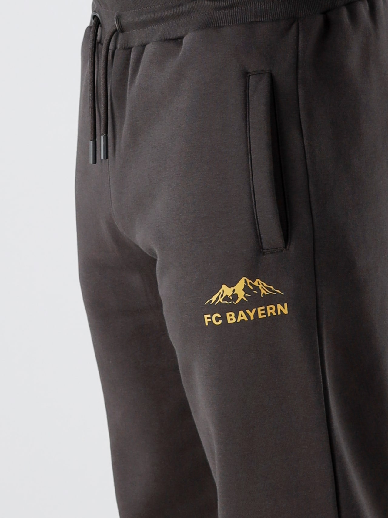 Pant home detail 3