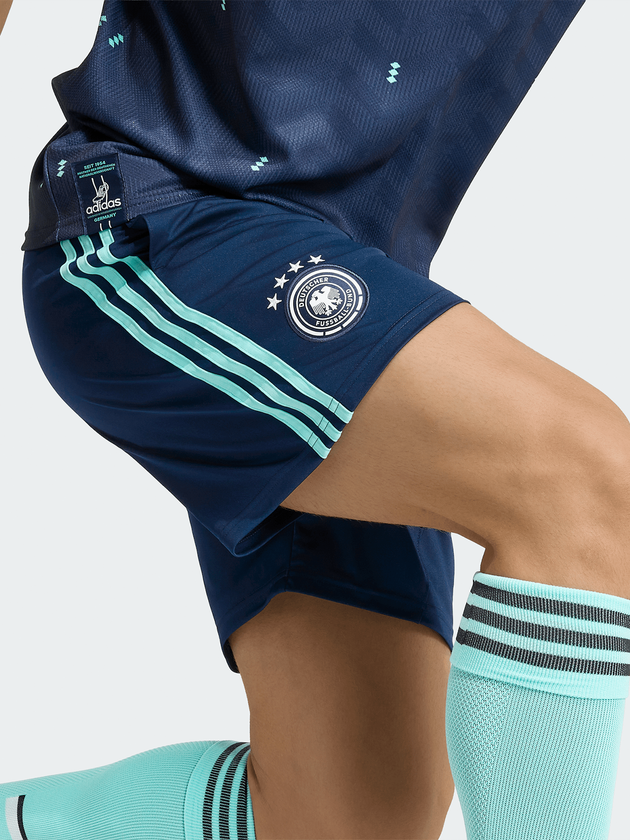 Short DFB Away detail 5