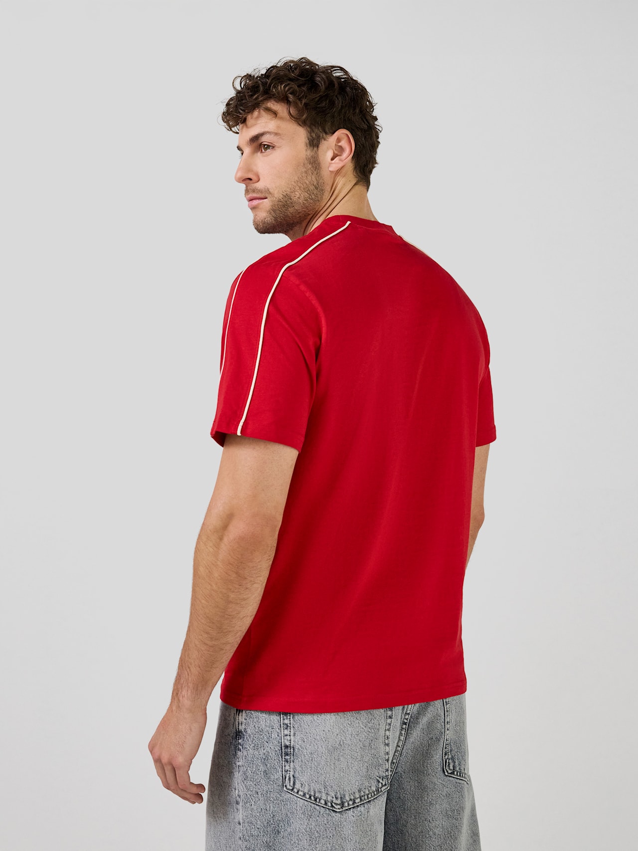 T-Shirt Essentials detail 2