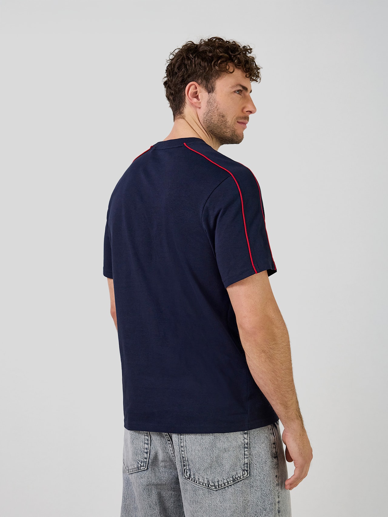 T-Shirt Essentials detail 2