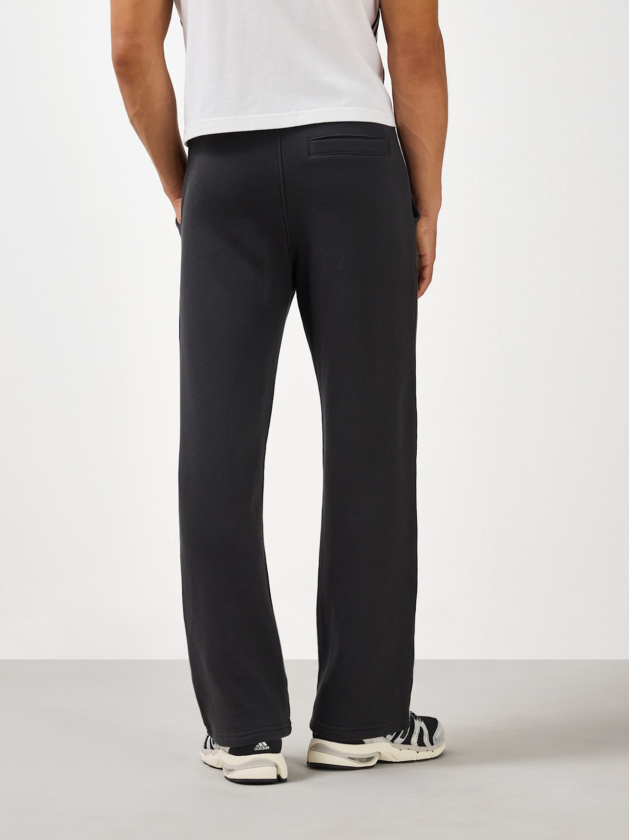 Sweatpant Premium Essentials detail 2