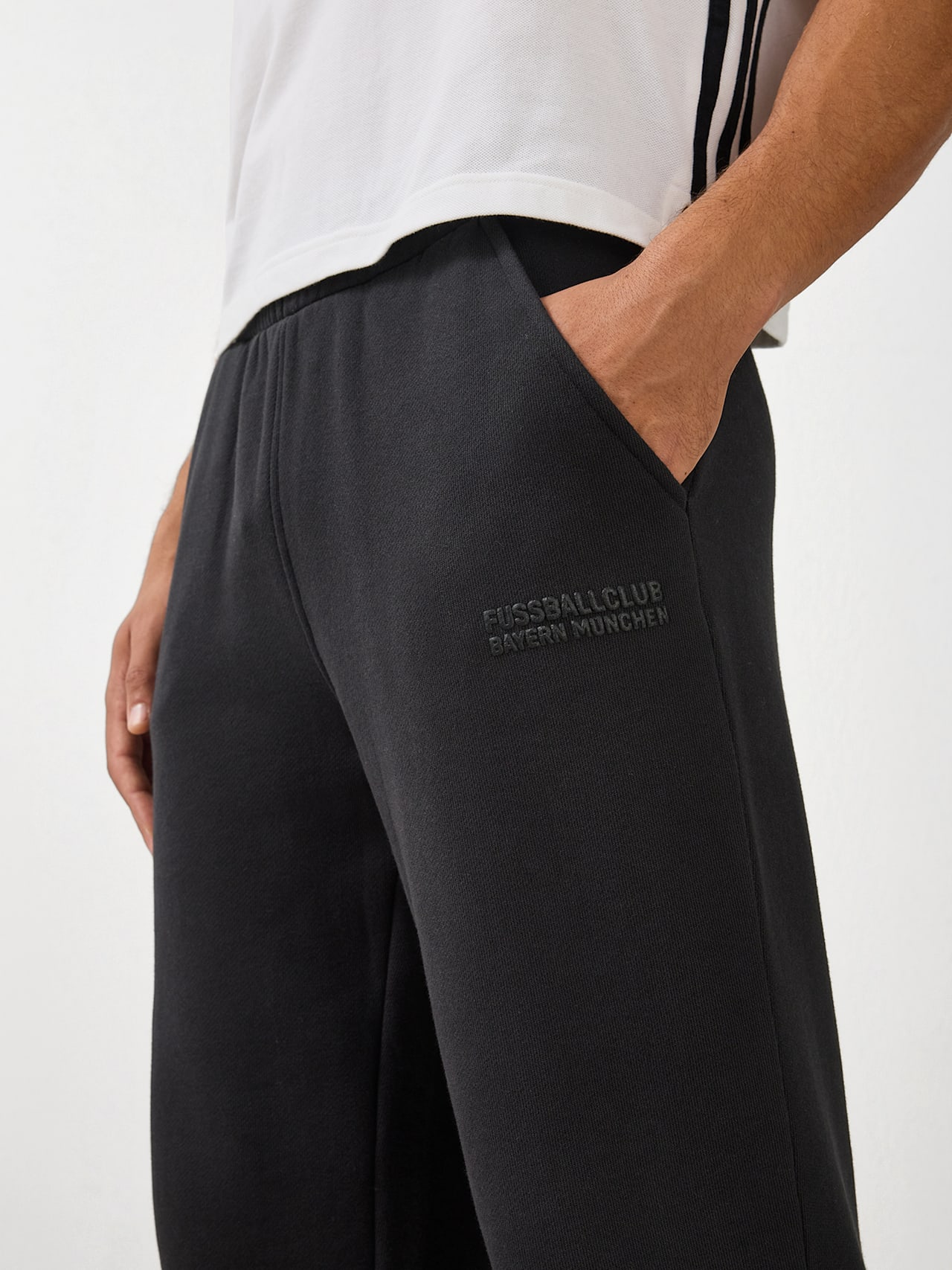 Sweatpant Premium Essentials detail 5