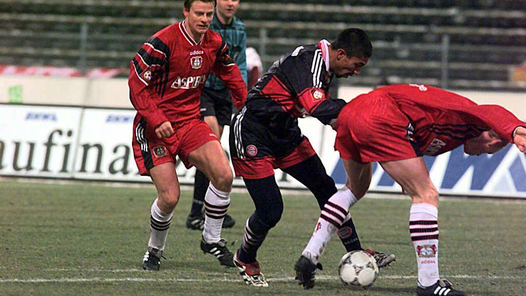 Giovane Élber dribbelt gegen Leverkusener Abwehrspieler.