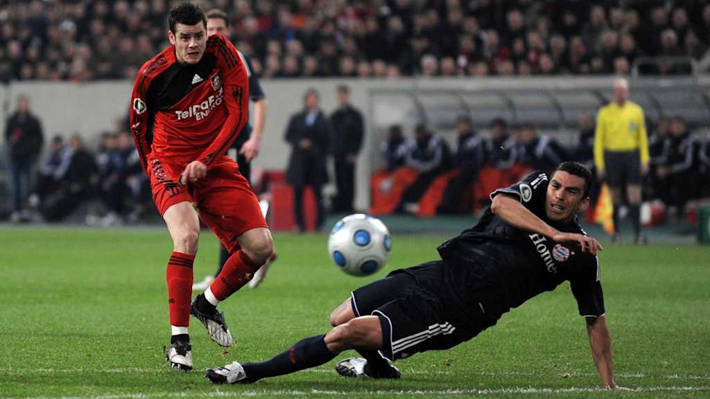 Tranquillo Barnetta schießt aufs Tor, Lucio grätscht in den Schuss.
