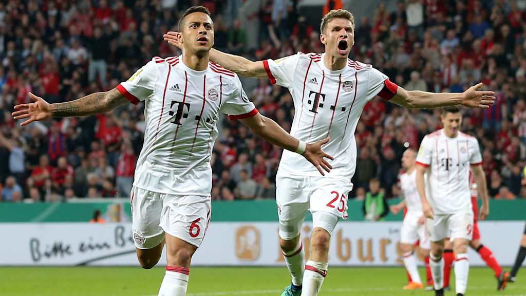 Thiago und Thomas Müller bejubeln ein Tor gegen Leverkusen.