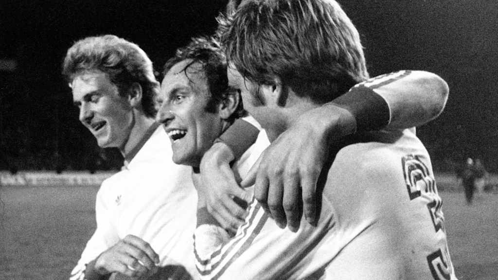 Bulle Roth wird umarmt von den Teamkollegen nach dem Sieg des FC Bayern im Europapokal der Landesmeister 1976