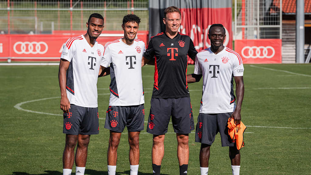 Ryan Gravenberch, Noussair Mazraoui and Sadio Mané with Julian Nagelsmann.
