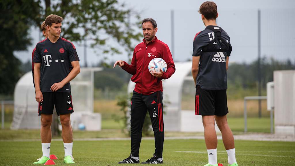Trainer der U17 des FC Bayern Michael Hartmann Klaus Augenthaler