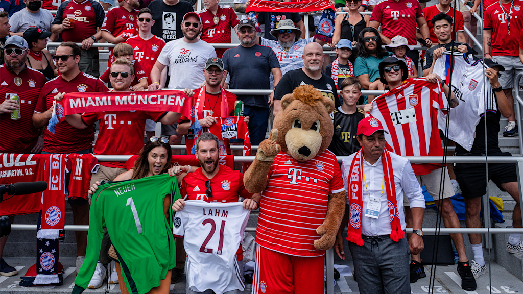 Giovane Élber with FC Bayern fans at Audi Field