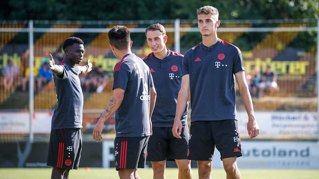 Die FCB-Amateure bei der Ankunft in Vilzing.