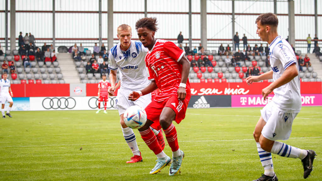 Michael Scott von Bayerns U17 im Zweikampf.