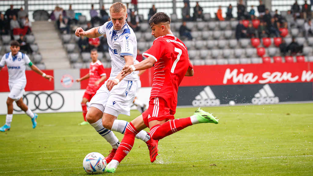 Adin Licin von Bayerns U17 im Spiel gegen den Karlsruher SC.