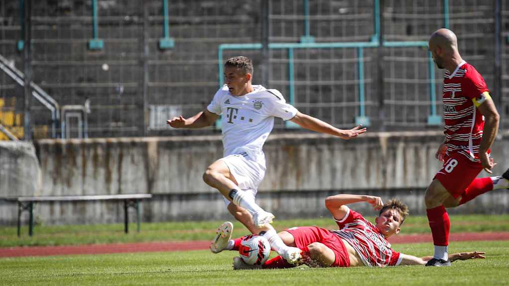 Behar Neziri von den FC Bayern Amateuren beim Spiel in Augsburg.