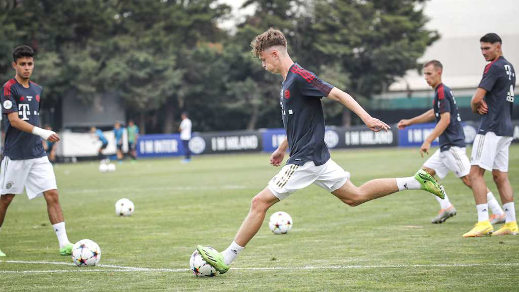 Die U19 des FC Bayern beim Aufwärmen vor dem Youth League-Spiel gegen Inter Mailand.