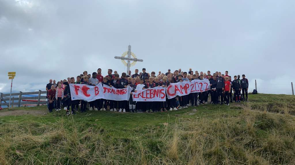 Hoch hinaus! Für die FCB-Junioren stand unter anderem eine Wanderung an.