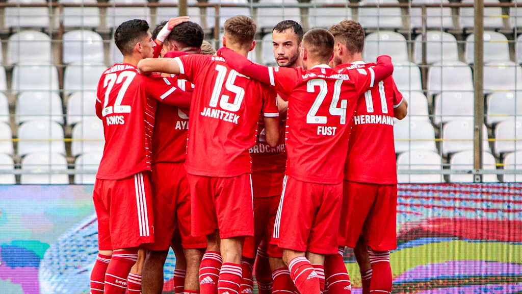 Die FC Bayern Amateure bejubeln den Führungstreffer.