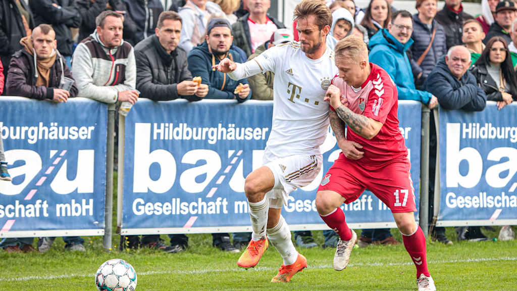 Luca Denk von den FC Bayern Amateuren im Zweikampf mit einem Spieler vom TSV Aubstadt.