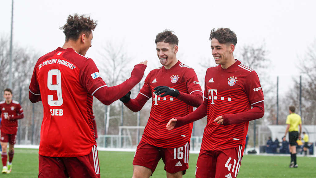 Die FC Bayern Amateure feiern einen Testspielsieg gegen Ismaning.
