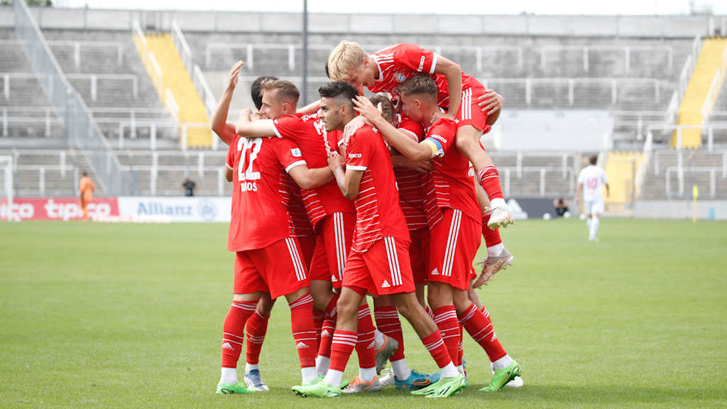 Die FC Bayern Amateure bejubelten ihren Derbysieg gegen Türkgücü München.