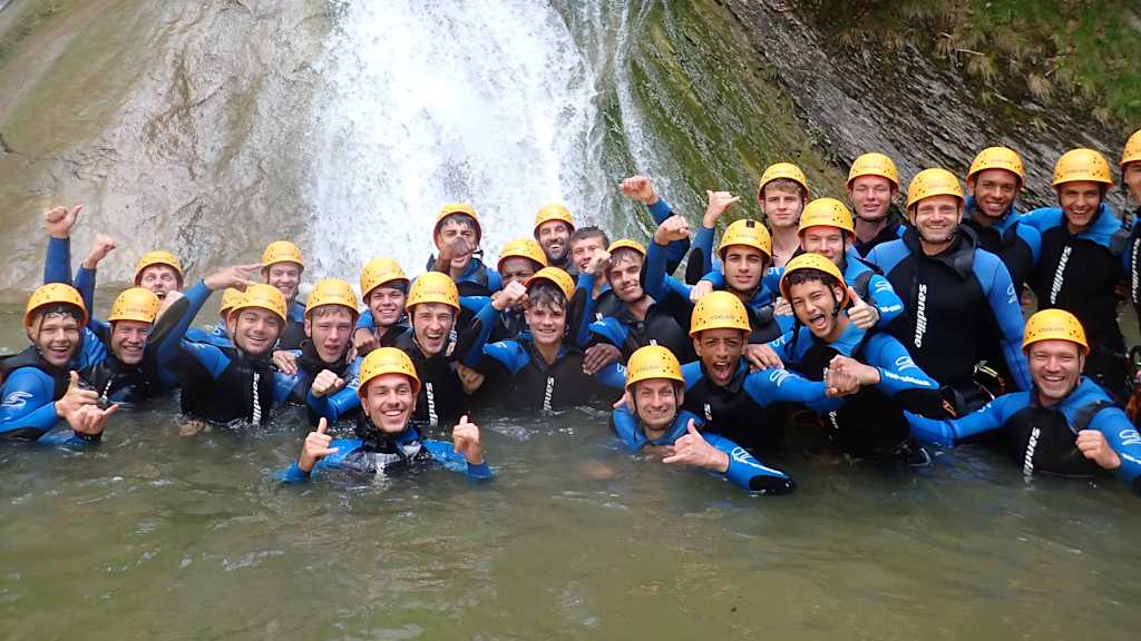 Die U19 des FC Bayern beim Canyoning.