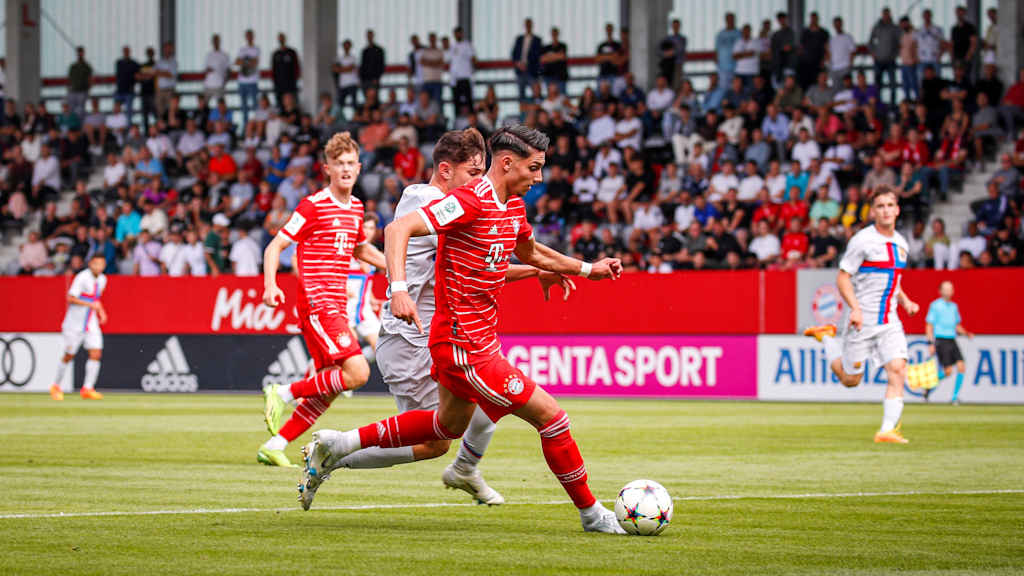Die U19 des FC Bayern im Spiel gegen den FC Barcelona.