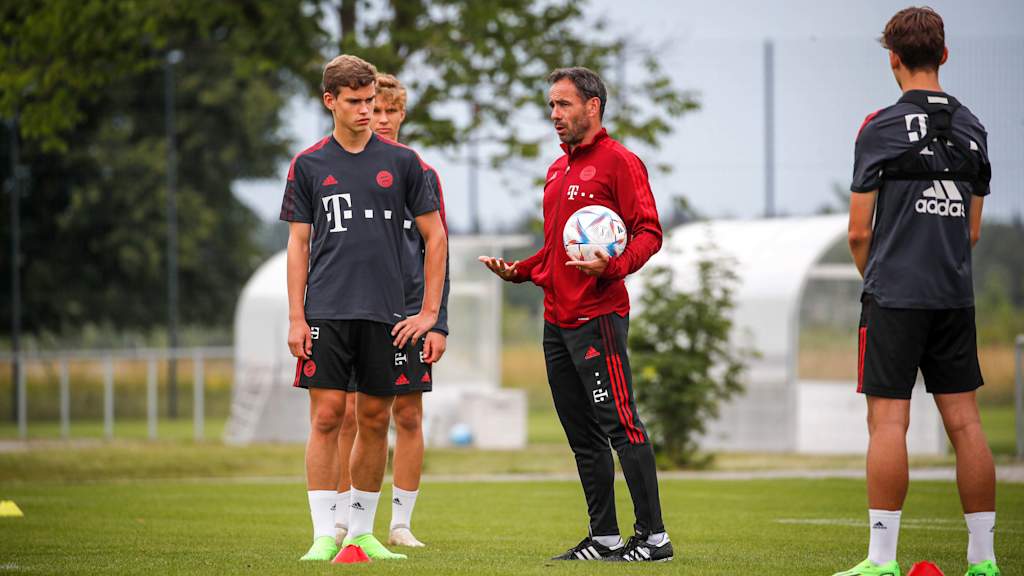 Die U17 des FC Bayern um Trainer Michael Hartmann beim Training.