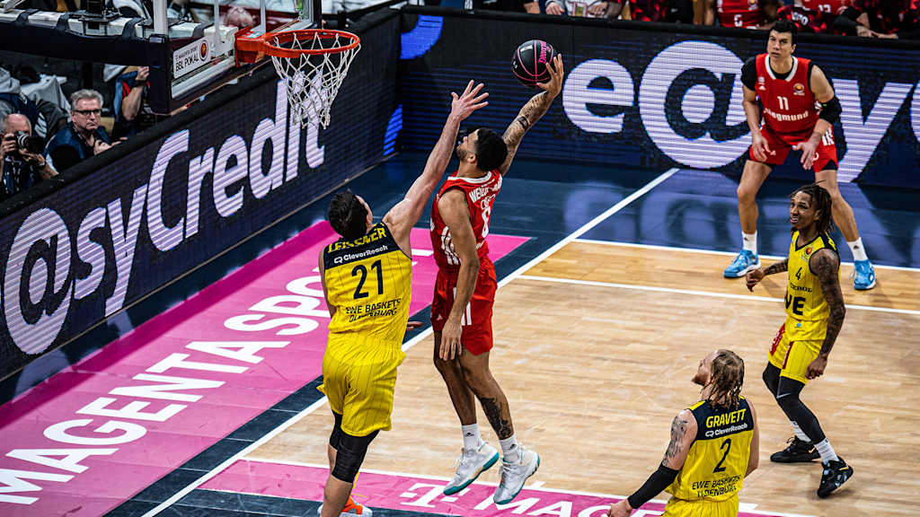 Der MVP des TOP FOUR hätte in dieser Szene beinahe für ein Jahreshighlight sorgen können: Nick Weiler-Babb beim Dunkversuch.
