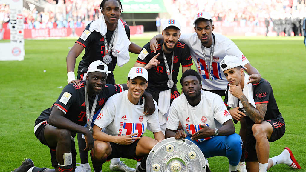 Jamal Musiala FC Bayern players Meisterschale