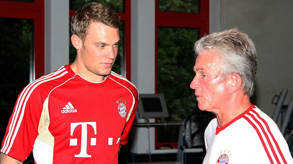 Manuel Neuer im Gespräch mit FC Bayern-Trainer Jupp Heynckes