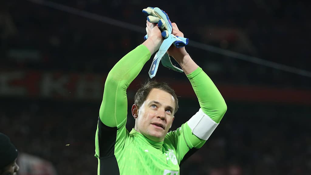 Manuel Neuer vom FC Bayern applaudiert in Richtung der eigenen Fans