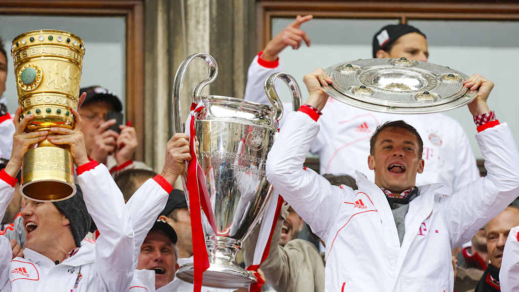 Manuel Neuer feiert mit seinen Teamkollegen vom FC Bayern das Triple 2013 auf dem Marienplatz