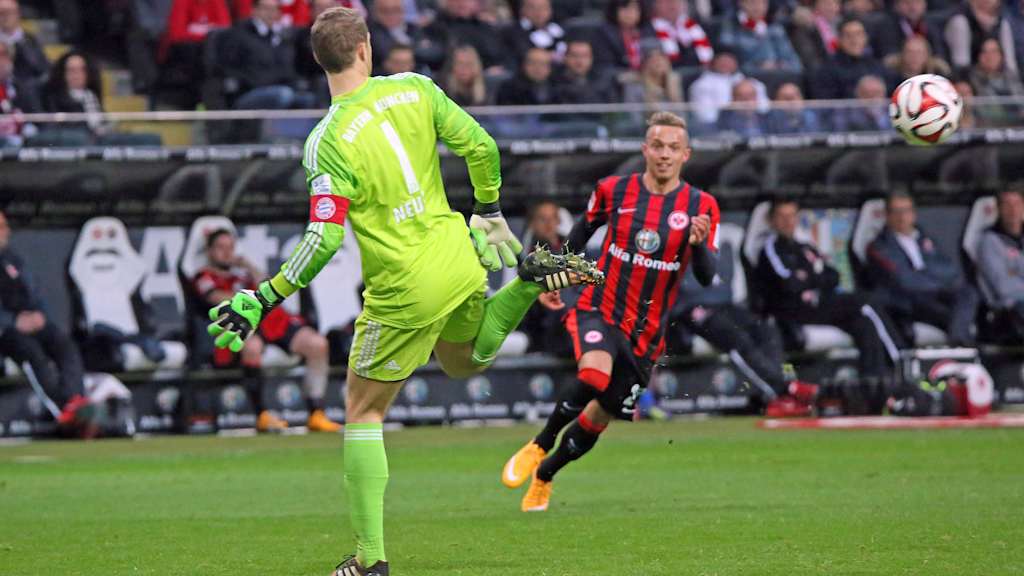 Manuel Neuer leitet den Ball elegant mit der Hacke weiter
