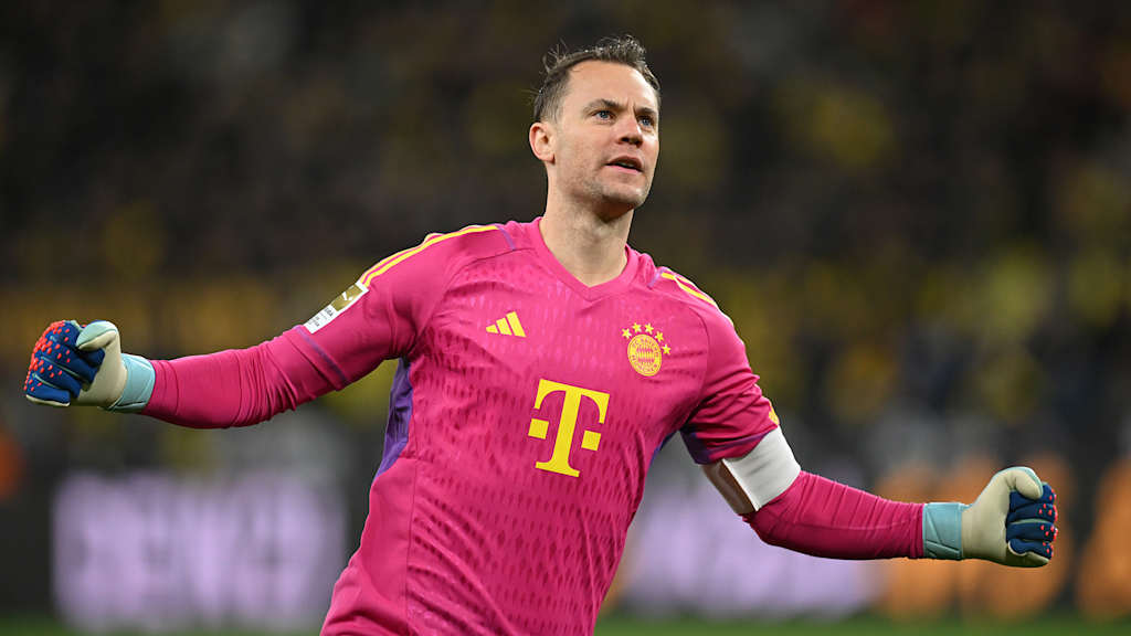 Manuel Neuer jubelt über ein Tor des FC Bayern