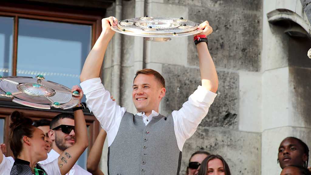 Manuel Neuer mit der Meisterschale auf dem Rathausbalkon am Marienplatz