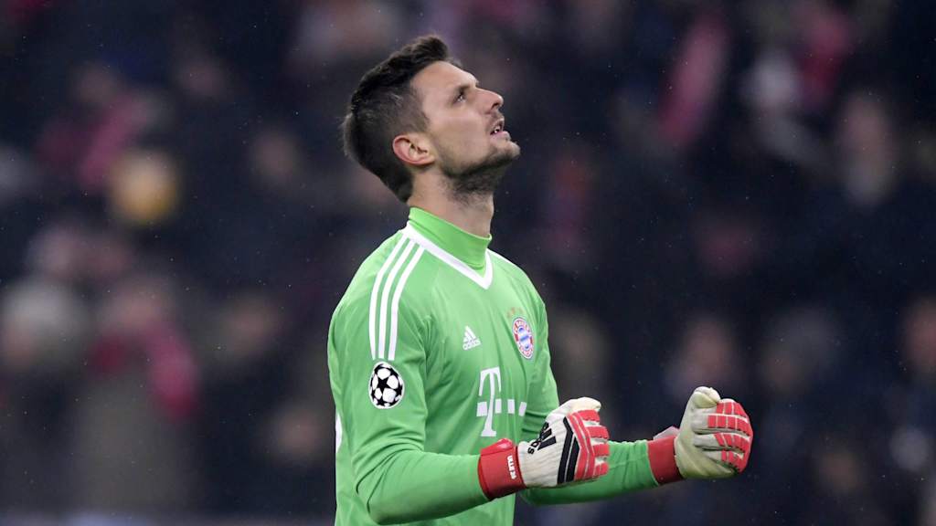 Sven Ulreich vom FC Bayern reckt jubelnd die Fäuste nach oben
