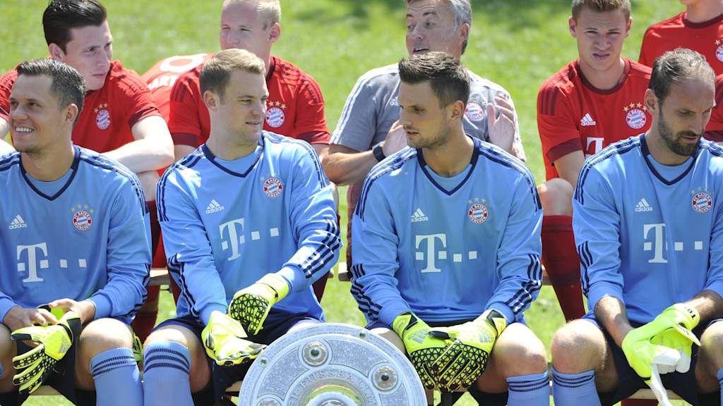Mannschaftsbild des FC Bayern mit den Torhütern Manuel Neuer und Sven Ulreich