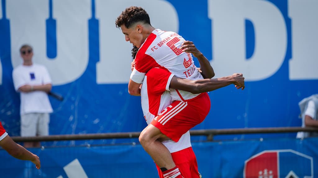 FC Bayern World Squad celebrating against Hamburg U19s