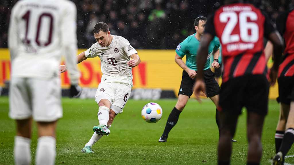 Joshua Kimmich schießt das 1:3 gegen Eintracht Frankfurt