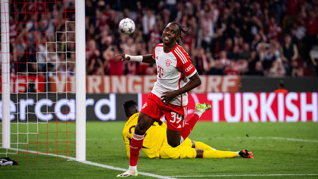 Mathys Tel feiert sein erstes Champions League-Tor im Spiel gegen Manchester United
