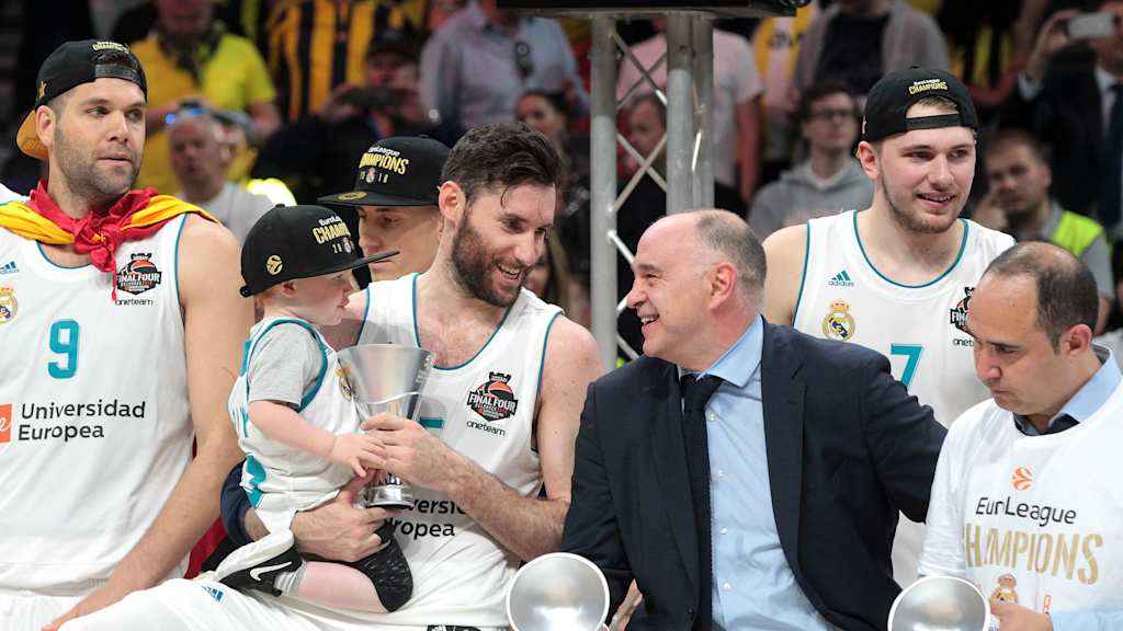 Pablo Laso (center) with Rudy Fernandez (left) and Luka Doncic (right) after winning the EuroLeague in 2018.