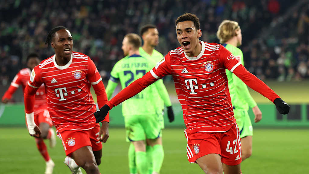 Jamal Musiala bejubelt sein Tor für den FC Bayern im Bundesliga-Spiel beim VfL Wolfsburg.