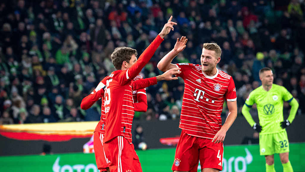 Spieler des FC Bayern bejubeln einen Treffer beim Auswärtssieg in Wolfsburg im Februar 2023.